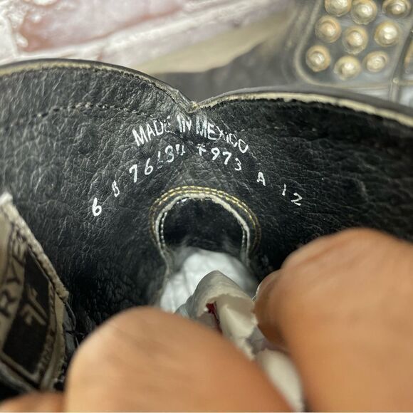 FRYE Jenna Disc Short Black Distressed Leather Rivet Stud Boots Women 6B US/36.5 - Picture 6 of 15